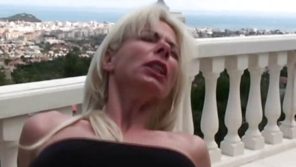 एक बड़े स्तन वाली महिला गड़बड़ हो रही है और सेक्सी वीडियो एचडी फिल्म वह इसे पसंद करती है