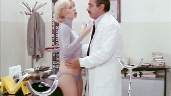 एक बेब जो एक्स एक्स एक्स एचडी मूवी गुदा मैथुन से प्यार करती है, एक झटका नौकरी के साथ चीजों को शुरू करती है