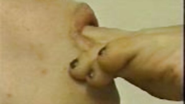 चश्मे के साथ एक गोरा उसके आदमी सह सेक्सी फिल्म वीडियो एचडी के बाद योनी निगल रहा है