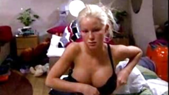 काले बाल वाली एक सेक्सी महिला अपने शरीर को खोल रही एचडी मूवी सेक्सी है ताकि वह चुदाई कर सके