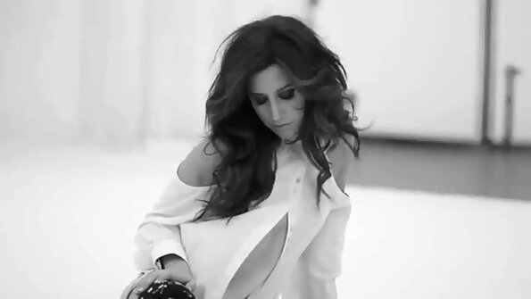 एक पतली औरत बार काउंटर के ऊपर है, गड़बड़ हो रही है सेक्सी वीडियो एचडी मूवी