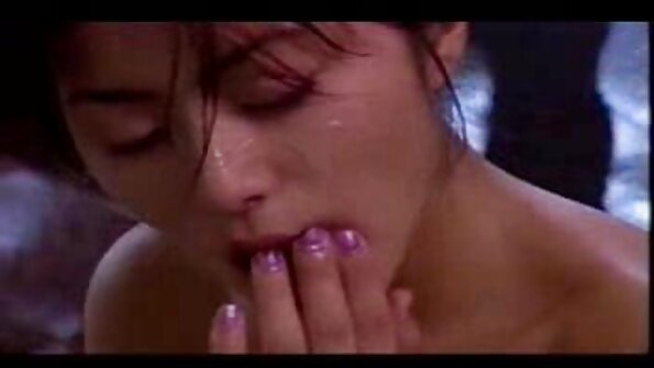 एक सेक्सी फिल्म वीडियो में एचडी में सोलो गर्ल उसकी वेट और सेक्सी पुसी में अपना हाथ चिपका रही है