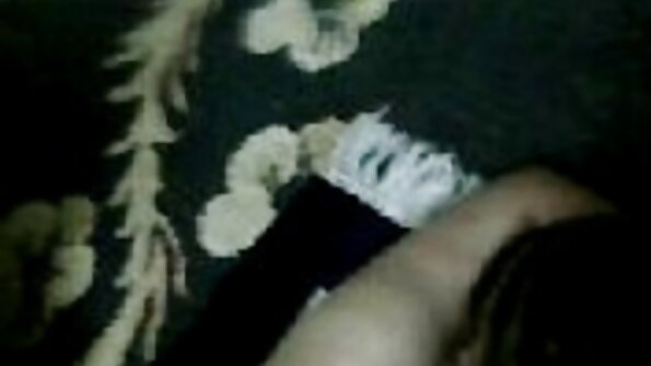 एक महिला जिसके शरीर पर सेक्सी फिल्म फुल एचडी में टैटू है, उसमें बड़ी मुश्किल से घुसा जा रहा है