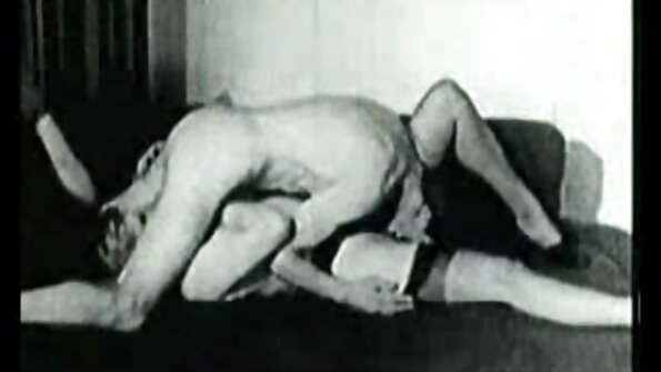 एक सुनहरे बालों सेक्सी वीडियो एचडी फिल्म वाली उसके घुटनों पर है और वह कैमरे के सामने एक झटका नौकरी कर रही है