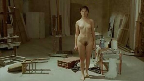 दुबले-पतले शरीर वाली एक श्यामला अपने पैरों को खुला फैला रही हिंदी सेक्सी एचडी वीडियो मूवी है