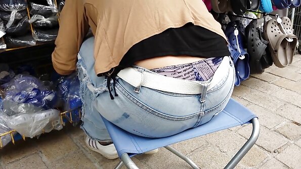 एक हार्डकोर महिला सोफ़ा सनी लियोन के सेक्सी फिल्म वीडियो एचडी पर अपने होठों को फैला रही है