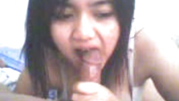 एक सेक्सी फिल्म वीडियो एचडी हॉट रेडहेड अकेले बिस्तर पर खुद के साथ खेलती नजर आ रही है