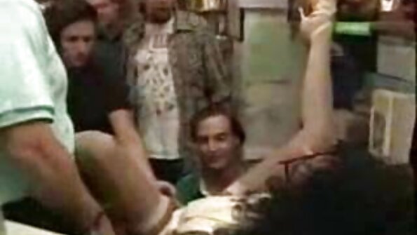 घुंघराले बालों के साथ एक सुंदर गोरा उसे गीली बिल्ली में एक सेक्स वीडियो एचडी हिंदी फिल्म डिक लगता है