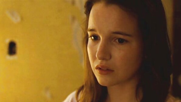 एक सुनहरे बालों वाली एक एचडी हिंदी सेक्सी फिल्म कार के ऊपर है और वह हो रही है गड़बड़ द्वारा उसके प्रेमी