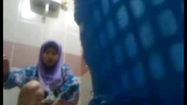 एक लड़की अपनी पत्नी के सामने सोफे सेक्सी फिल्म एचडी हिंदी में पर एक दोस्त द्वारा घुसा जा रही है