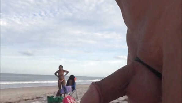 नुकीले निपल्स के साथ सेक्सी मूवी वीडियो एचडी एक बिंबो बिस्तर पर उसकी योनी सहला रही है