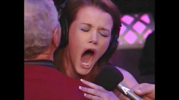 एक सुनहरे बालों वाली सेक्सी वीडियो एचडी मूवी मेज के खिलाफ धक्का दिया जाता है और वह मुश्किल से बढ़ा है