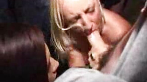 मोज़ा के साथ एक लड़की एक सेक्सी मूवी एचडी हिंदी बार में अपने शरीर के अंदर दो पुरुषों को महसूस कर रही है