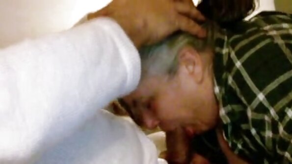 सुनहरे बालों वाली है चूमा और गड़बड़ द्वारा दो पुरुषों में एक गर्म सेक्सी वीडियो फिल्म एचडी तीन प्रतिभागियों का सम्भोग में आग के सामने