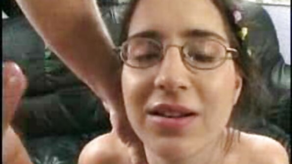 एक गर्म महिला, जिस पर उसका चश्मा है, एक एक्स एक्स एक्स एचडी मूवी बड़े चोंच पर बैठी है